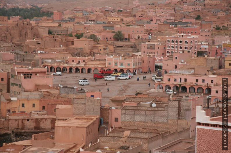 Place du souk de Boumalne. Photo © André M. Winter