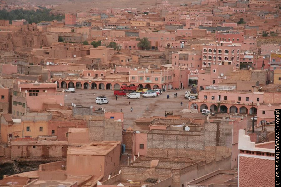 Place du souk de Boumalne. Photo © André M. Winter