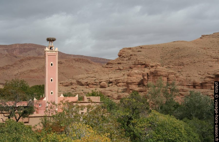 Nid de cigogne sur un minaret dans les Gorges du Dadès. Photo © André M. Winter