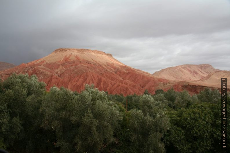 Terres rouges au nord de Boumalne. Photo © André M. Winter