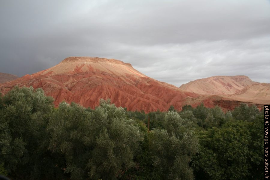 Terres rouges au nord de Boumalne. Photo © André M. Winter