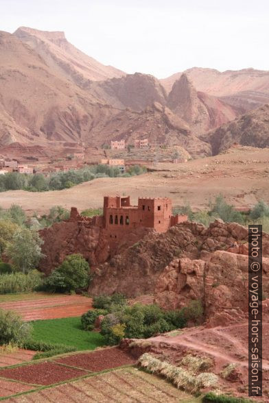 Casbah dans les roches de la vallée du Dadès. Photo © Alex Medwedeff