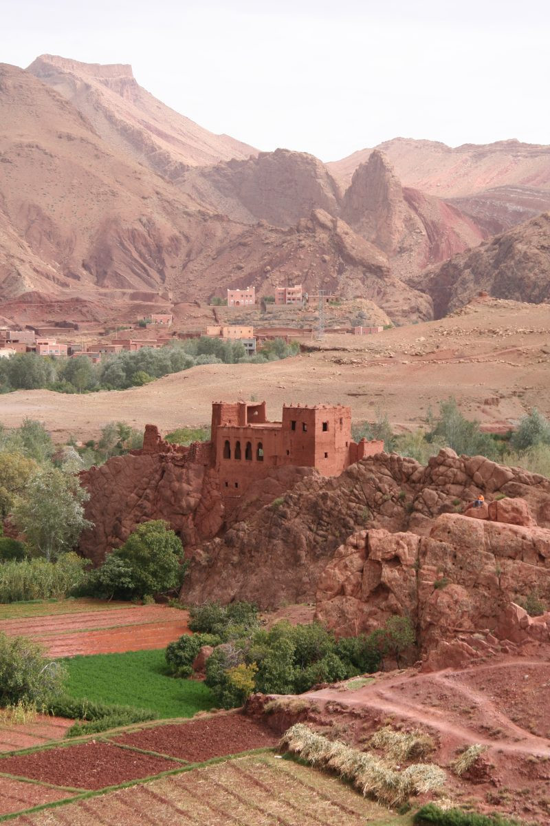 Casbah dans les roches de la vallée du Dadès. Photo © Alex Medwedeff