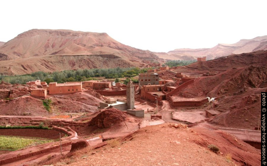 Mosquée de Aït Youl dans les terres rouges du Dadès. Photo © André M. Winter