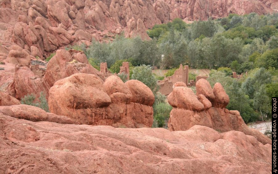 Formations de roches bizarres dans les basses Gorges du Dadès. Photo © André M. Winter