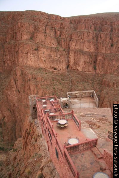 Terrasse d'un restaurant surplombant les gorges du Dadès. Photo © André M. Winter