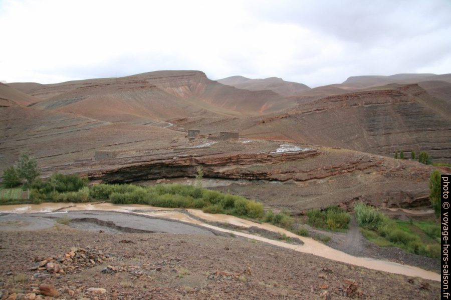 Méandre et habitations en pierre dans les Gorges du Dadès. Photo © André M. Winter