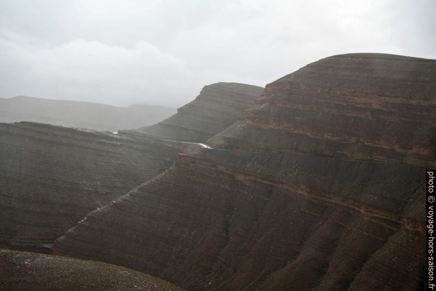 Une voiture sur la route dans les hautes Gorges du Dadès. Photo © André M. Winter