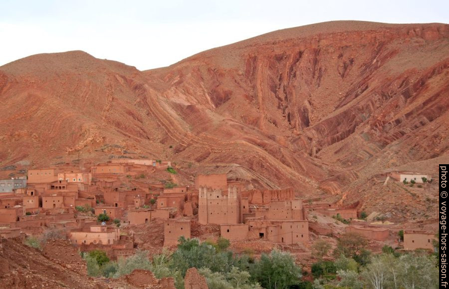 Ksar avec casbah dans les basses Gorges du Dadès. Photo © André M. Winter