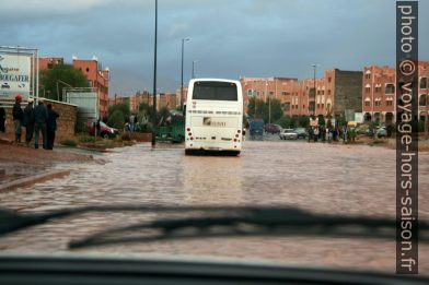 Route inondée dans Tinerhir. Photo © André M. Winter