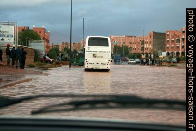 Route inondée dans Tinerhir. Photo © André M. Winter