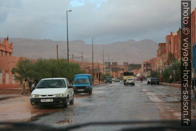 Route inondée dans Tinerhir. Photo © André M. Winter