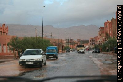 Route inondée dans Tinerhir. Photo © André M. Winter