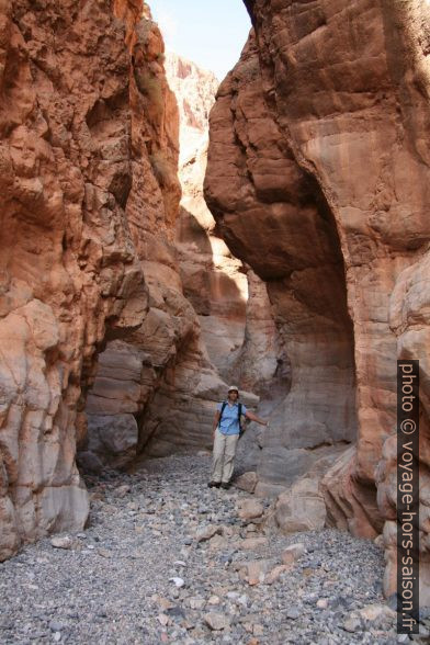 Alex dans les premiers passages étroits du canyon. Photo © André M. Winter