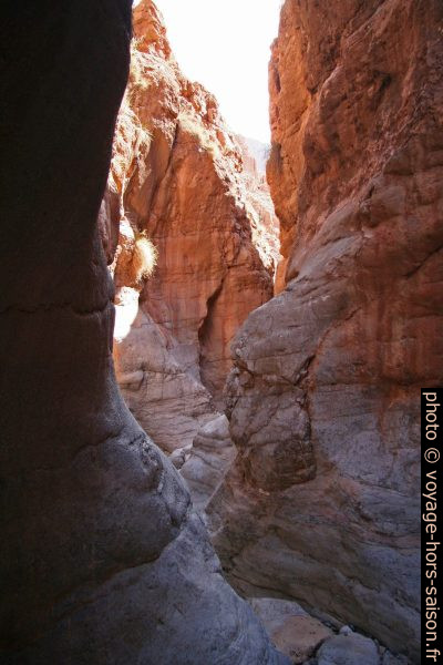Passage étroit d'un canyon latéral aux Gorges du Dadès. Photo © André M. Winter