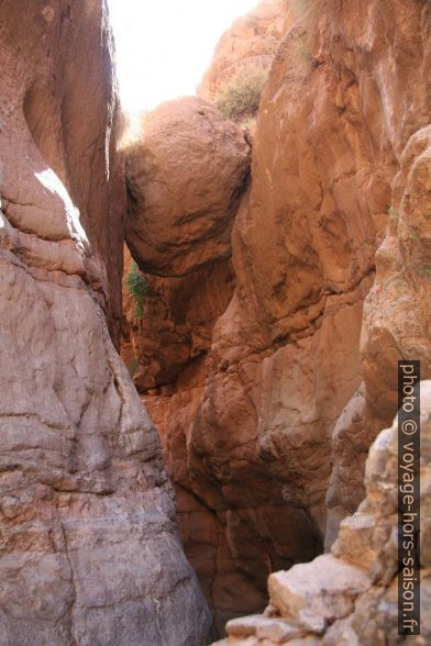 Grande pierre coincée entre les paroies du canyon. Photo © André M. Winter