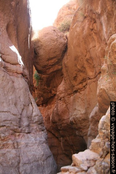 Grande pierre coincée entre les paroies du canyon. Photo © André M. Winter