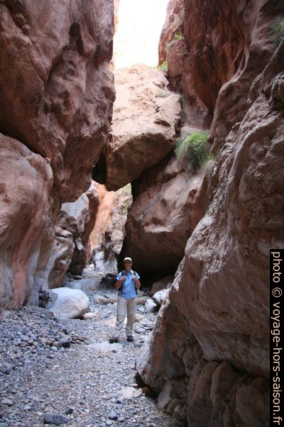 Alexandra sous des pierres bloquées entre les parois du canyons. Photo © André M. Winter