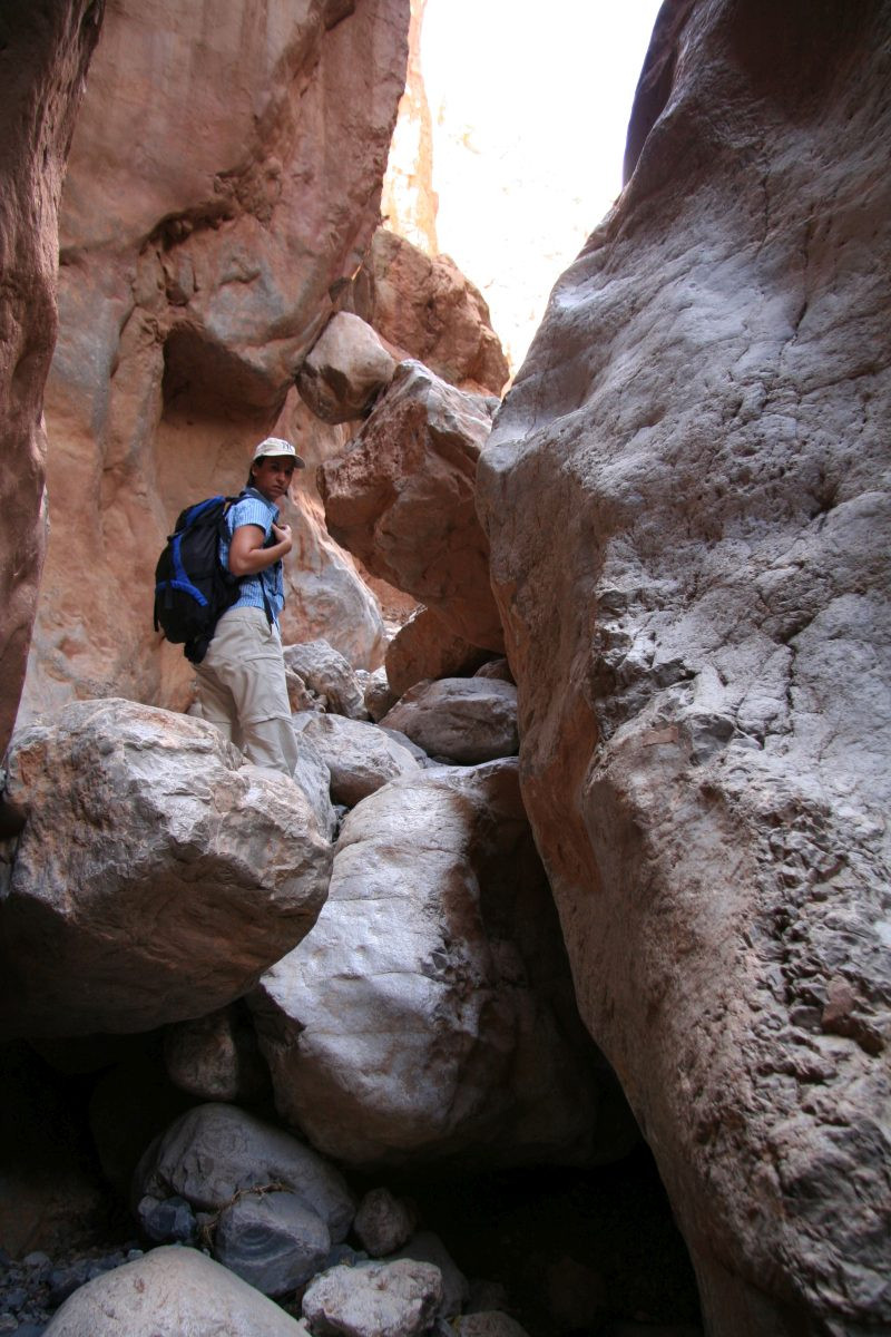 Alexandra et une petite pierre bloquée entre les parois. Photo © André M. Winter
