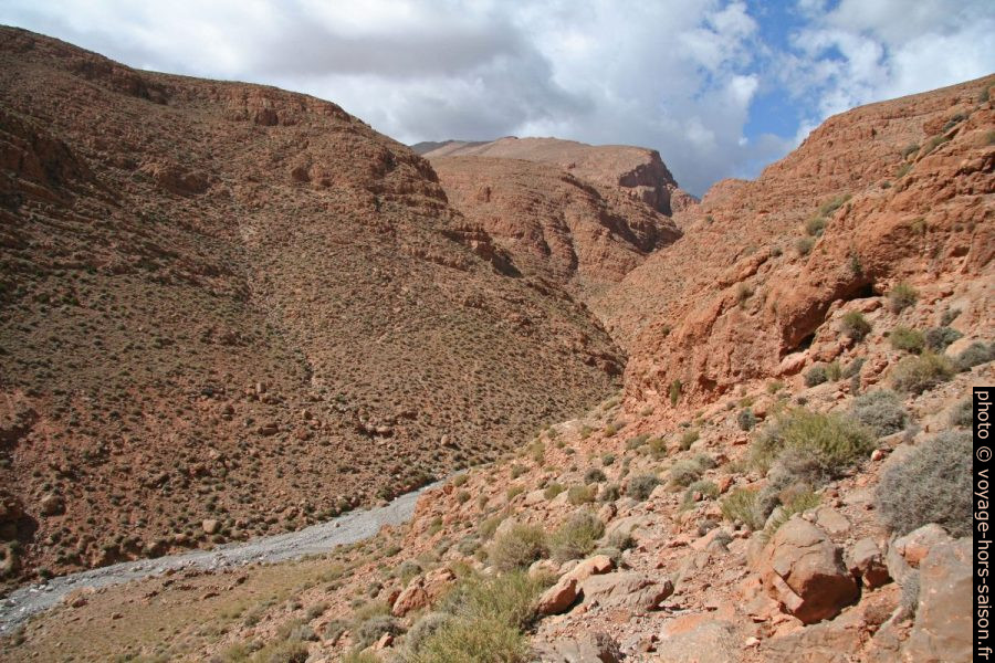 Vallée en amont des deux sentiers à l'ouest des Gorges du Dadès. Photo © Alex Medwedeff