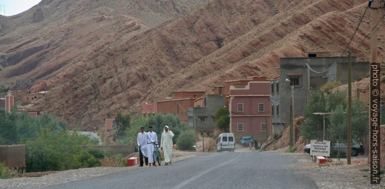 Scène de route avec des hommes musulmans vêtus de blanc. Photo © André M. Winter