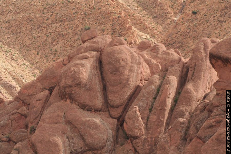 Détail d'érosion du granit à Tamlalt. Photo © Alex Medwedeff