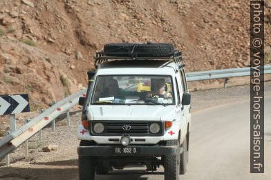 La croix rouge distribue des jouets en 4x4. Photo © André M. Winter