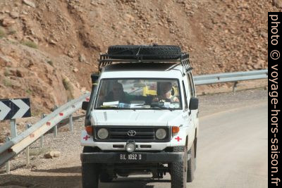 La croix rouge distribue des jouets en 4x4. Photo © André M. Winter