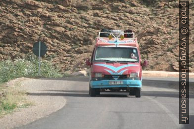 Taxi marocain Ford Transit. Photo © André M. Winter