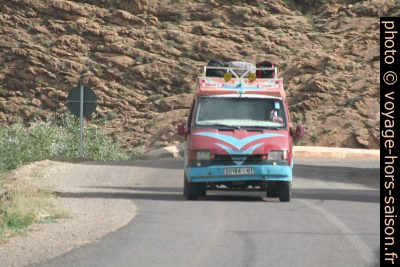 Taxi marocain Ford Transit. Photo © André M. Winter