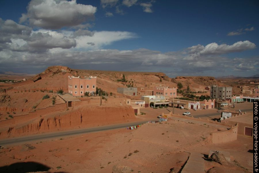 Restaurants et stands de vente le long de la route des casbahs. Photo © Alex Medwedeff