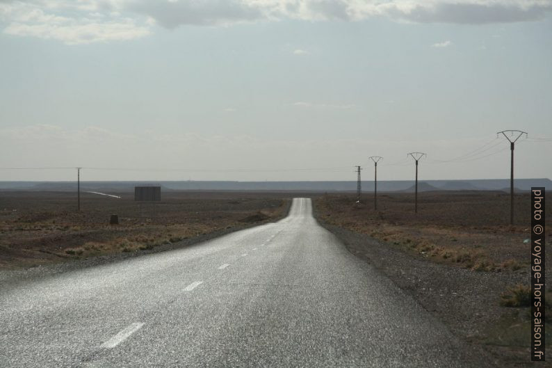 Route monotone à l'est de Skoura. Photo © Alex Medwedeff