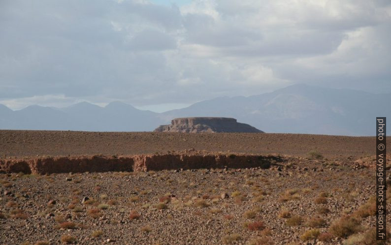 Mesa au nord de la route Boumalne à Ouarzazate. Photo © Alex Medwedeff