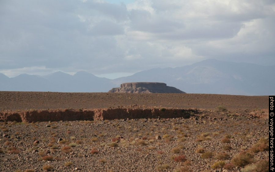 Mesa au nord de la route Boumalne à Ouarzazate. Photo © Alex Medwedeff