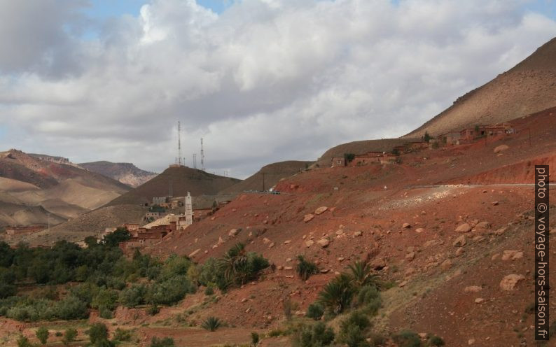 Antennes télécom dans la vallée de l'Oued Ouarzazate. Photo © André M. Winter