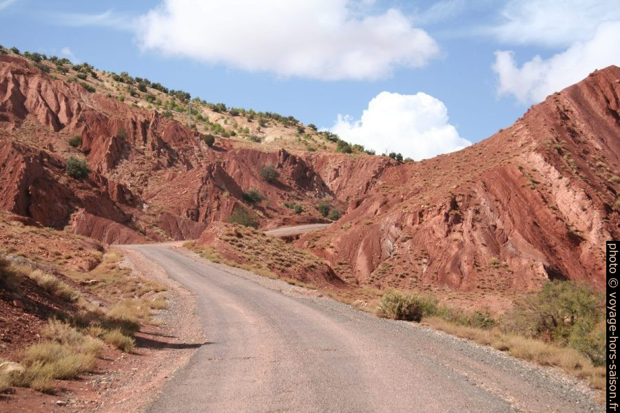 Canyon dans les terres rouges du Haut Atlas. Photo © André M. Winter