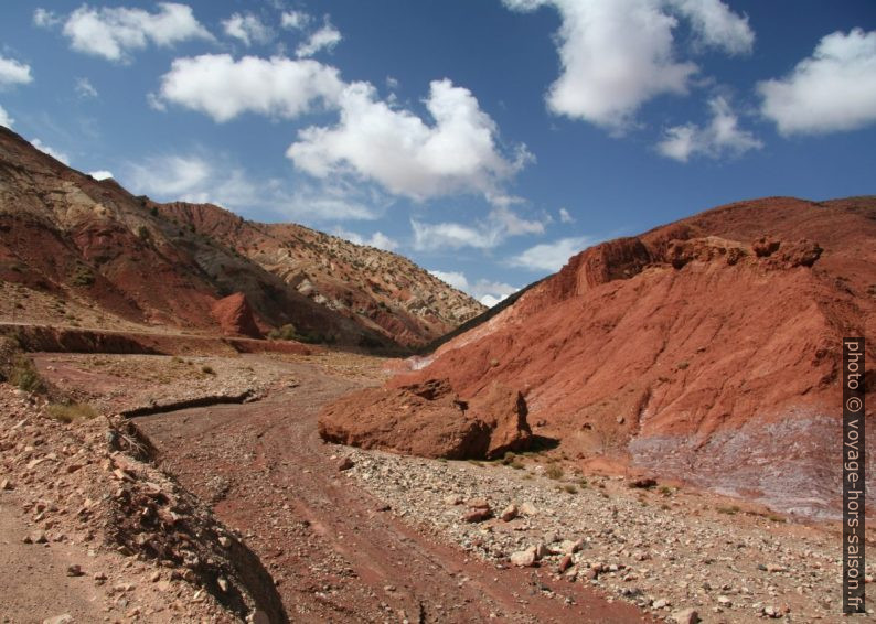 Oued et canyon dans les terres rouges du Haut Atlas. Photo © André M. Winter