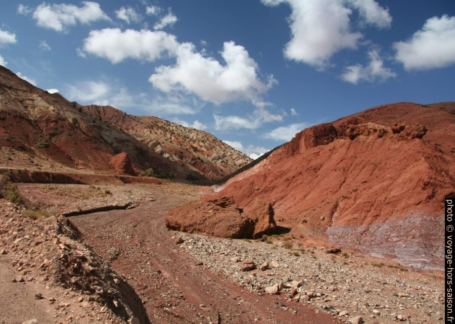 Oued et canyon dans les terres rouges du Haut Atlas. Photo © André M. Winter