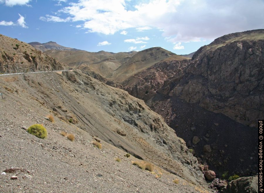 Contournement d'une vallée latérale par la route du Tizi N'Tichka.. Photo © Alex Medwedeff
