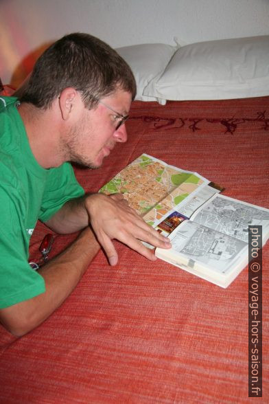 André et les plans de la médina de Marrakech. Photo © Alex Medwedeff