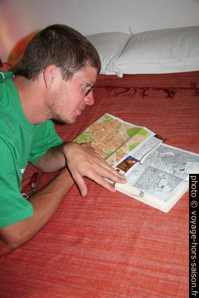 André et les plans de la médina de Marrakech. Photo © Alex Medwedeff