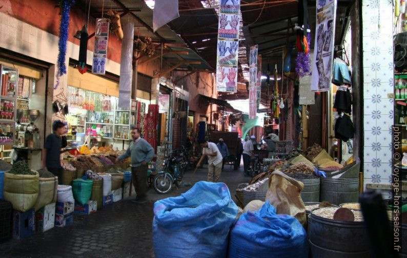 Souks couverts de la Mellah. Photo © André M. Winter