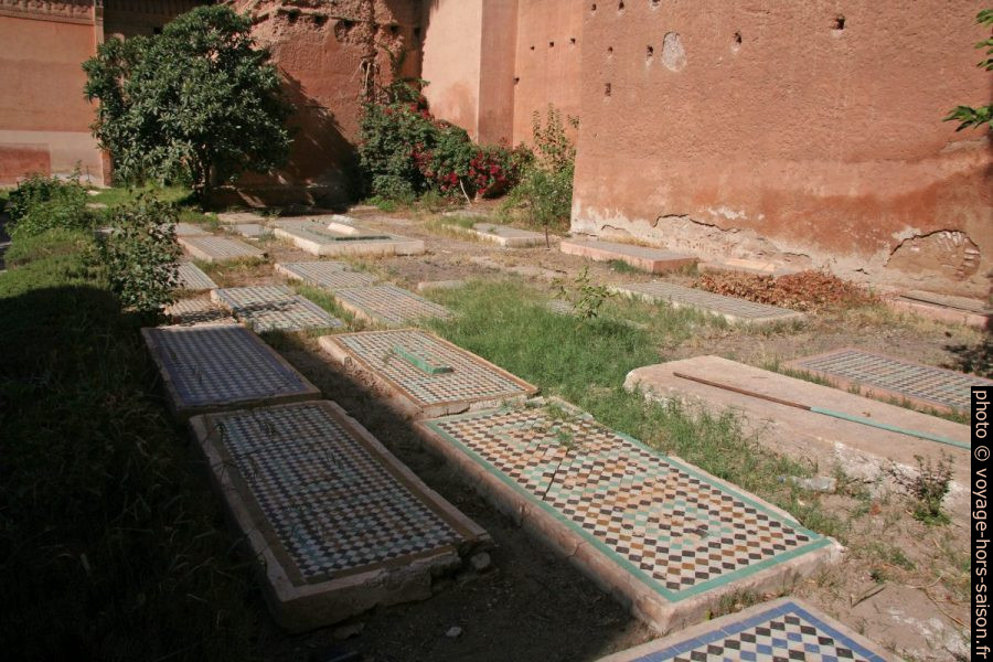 Pierre tombale de soldats des Saâdiens dans la cour de la nécropole. Photo © André M. Winter