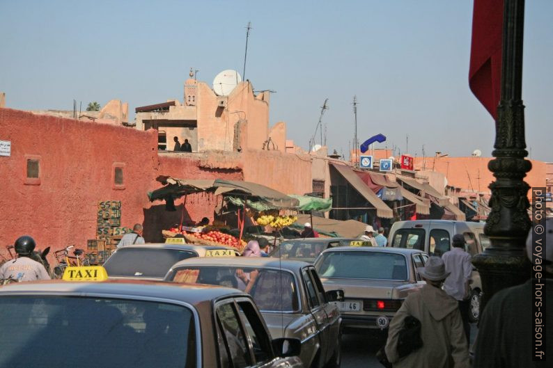 Circulation dans la rue de Sidi Mimoun. Photo © André M. Winter