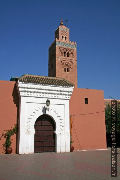 Porte latérale et minaret de la Koutoubia. Photo © André M. Winter