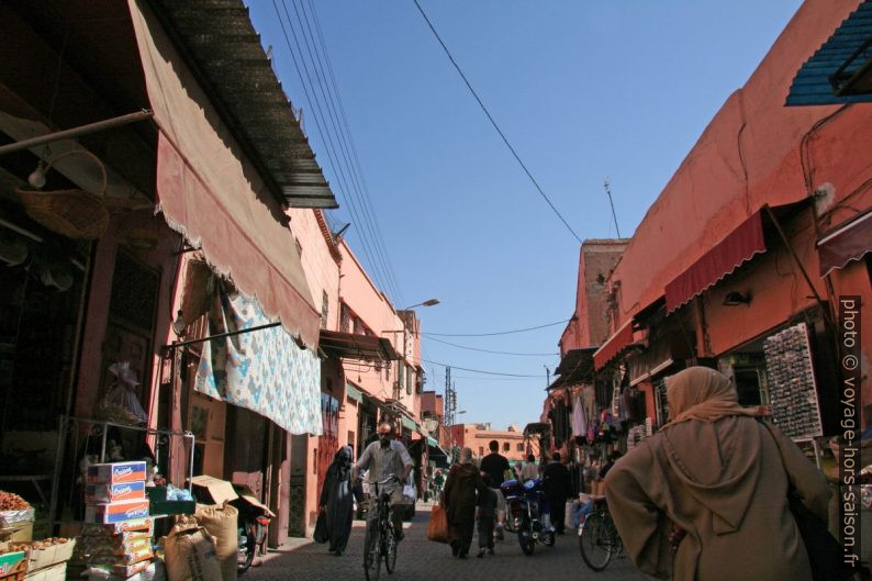 Scène de rue marocaine aux heures de midi. Photo © André M. Winter