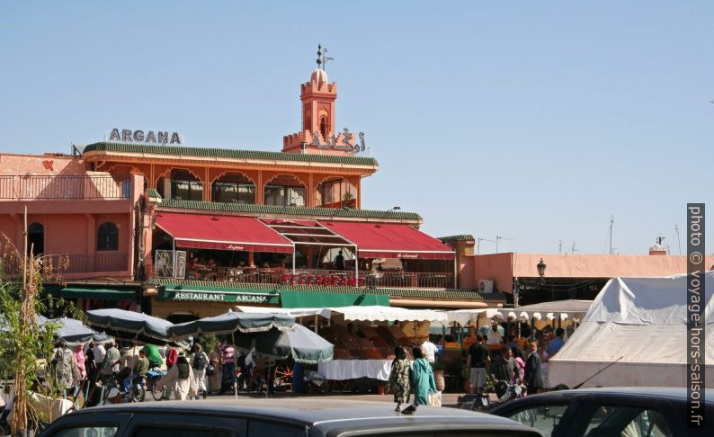 Café Argana sur la place Jemâa el Fna. Photo © André M. Winter