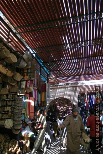 Toits pour ombrager les souks de Marrakech. Photo © André M. Winter