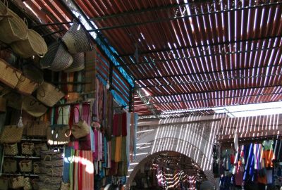 Toits pour ombrager les souks de Marrakech. Photo © André M. Winter