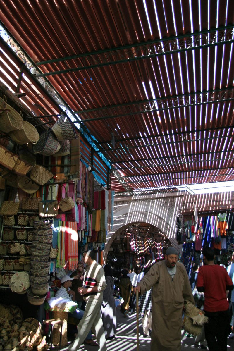 Toits pour ombrager les souks de Marrakech. Photo © André M. Winter